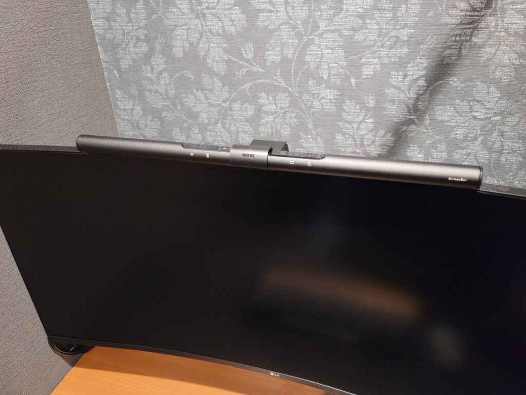 benq screenbar 設置した様子　正面