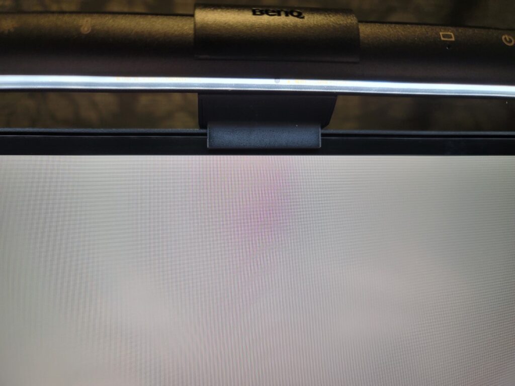 benq screenbar モニタベゼルとの干渉の様子