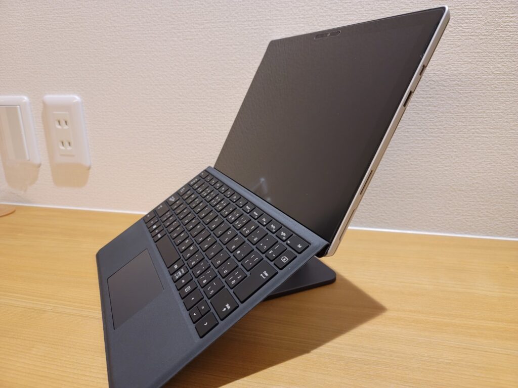 UGREENタブレットスタンド　Surface Proをのせた様子