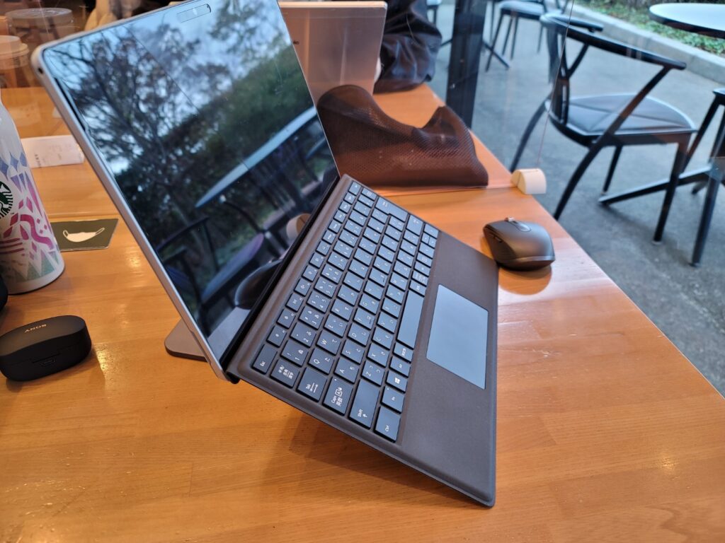Surface Pro カフェで使ってる様子