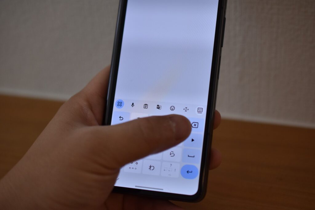 galaxy z fold 5 カバーディスプレイを使ってる様子